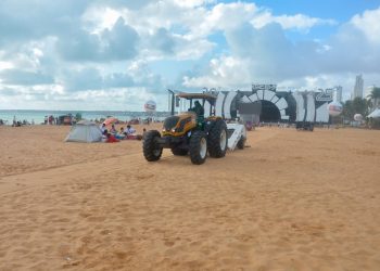 Emlur amplia serviços de limpeza nas praias com realização de shows e aumento do número de turistas