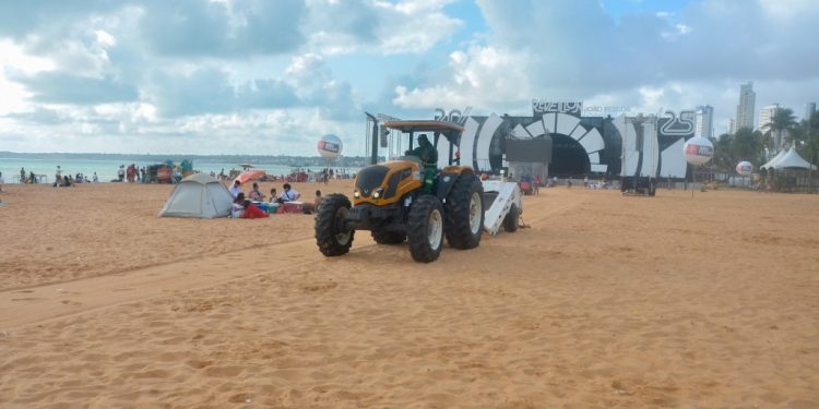 Emlur amplia serviços de limpeza nas praias com realização de shows e aumento do número de turistas