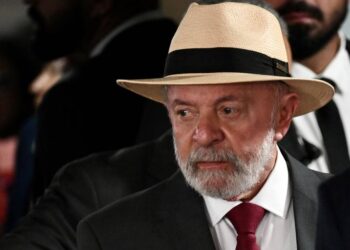 Pela primeira vez, avaliação negativa do governo Lula supera a positiva, chegando a 37%
