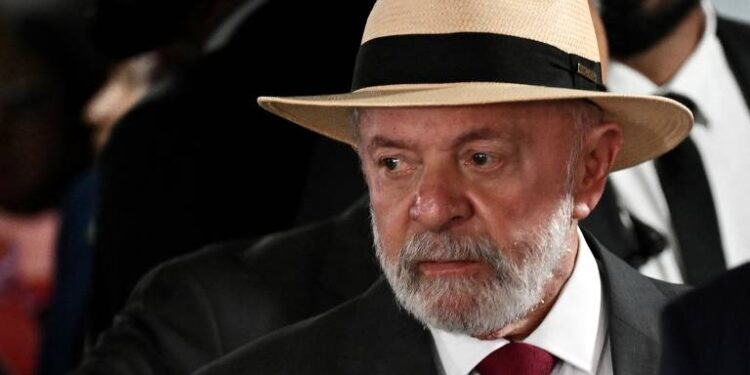 Pela primeira vez, avaliação negativa do governo Lula supera a positiva, chegando a 37%