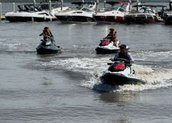 OPERAÇÃO VERÃO: Polícia Militar resgata família após moto aquática naufragar no estuário do rio Paraíba
