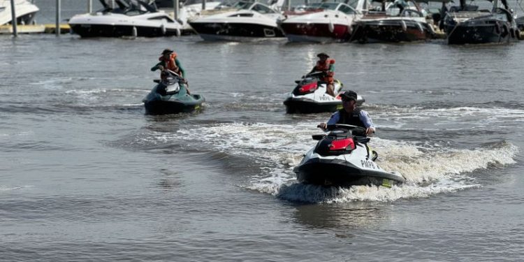 OPERAÇÃO VERÃO: Polícia Militar resgata família após moto aquática naufragar no estuário do rio Paraíba