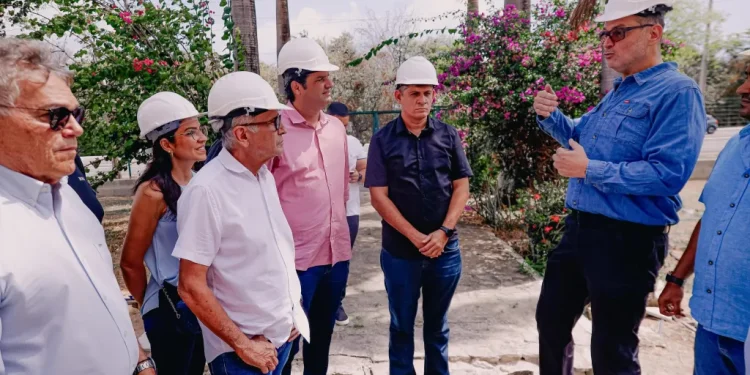 Cícero Lucena e Leo Bezerra visitam obras do Centro de Cooperação da Cidade, no Altiplano