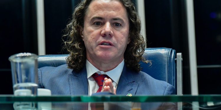 Presidente em exercício do Senado no 8/1, Veneziano participa nesta quarta de solenidade convocada por Lula em Brasília