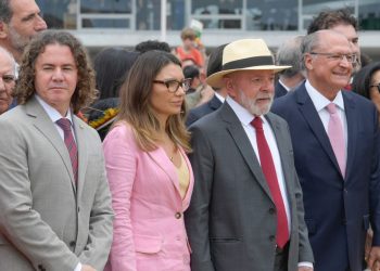 Ao lado de Lula, em ato para lembrar o 8/1, Veneziano conclama brasileiros a serem “vigilantes permanentes da democracia”