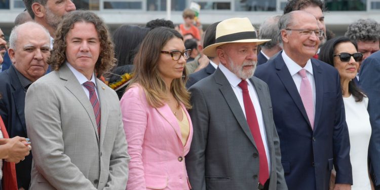 Ao lado de Lula, em ato para lembrar o 8/1, Veneziano conclama brasileiros a serem “vigilantes permanentes da democracia”