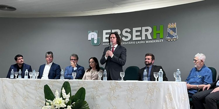 Durante posse do novo superintendente do HULW, autoridades agradecem a Veneziano projeto que garantiu mais recursos para HUs de todo o Brasil