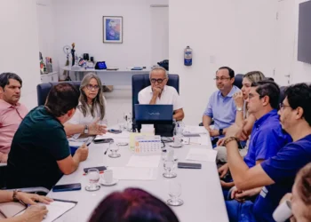 Cícero Lucena anuncia reajuste de 7,5% para professores, consolidando salário do magistério de João Pessoa como maior entre capitais nordestinas