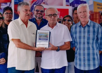 Cícero Lucena autoriza construção de praça nos Funcionários II, projeta ruas 100% calçadas e destaca investimentos