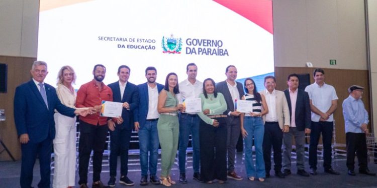 Vice-governador da Paraíba entrega Prêmios Mestres da Educação e Escola de Valor
