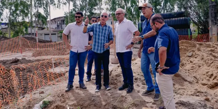 Cícero Lucena inspeciona obras da macrodrenagem no Conjunto Esplanada e projeta conclusão para mês de março
