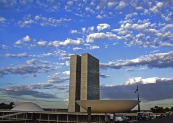 Deputados e senadores elegem presidentes e mesas diretoras no sábado (1º)