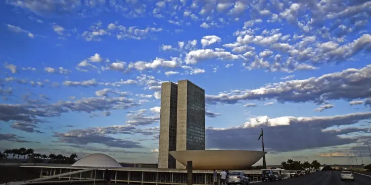 Deputados e senadores elegem presidentes e mesas diretoras no sábado (1º)