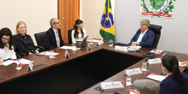 João Azevêdo recebe embaixador da Áustria e apresenta oportunidades de investimentos em turismo, educação e energias renováveis