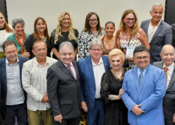 Governador e primeira-dama são homenageados com troféu Waldemar Duarte em reconhecimento ao trabalho de fomento ao turismo e artesanato