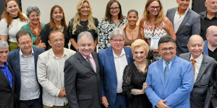 Governador e primeira-dama são homenageados com troféu Waldemar Duarte em reconhecimento ao trabalho de fomento ao turismo e artesanato