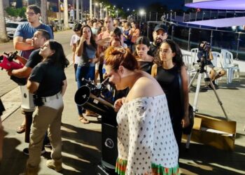 Campinenses formam filas para assistir ao alinhamento dos planetas com telescópios do Projeto Esperança no Espaço