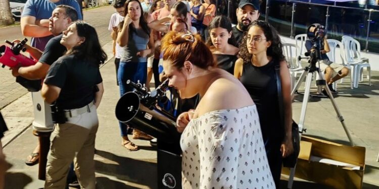 Campinenses formam filas para assistir ao alinhamento dos planetas com telescópios do Projeto Esperança no Espaço
