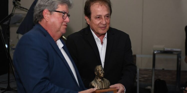 Governador e primeira-dama são homenageados com troféu Waldemar Duarte em reconhecimento ao trabalho de fomento ao turismo e artesanato
