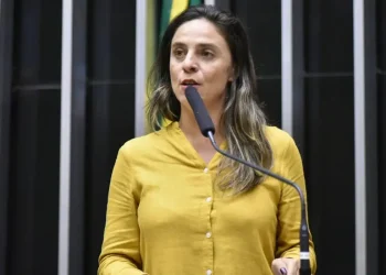 Projeto quer suspender salário de militares da ditadura