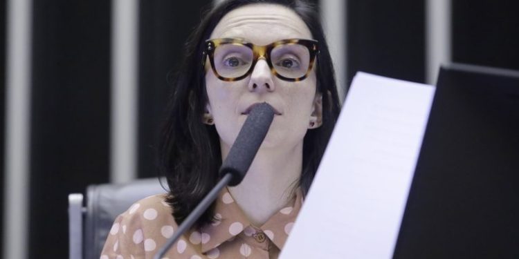 Comissão aprova direitos para beneficiária do Bolsa-Atleta que adotar criança