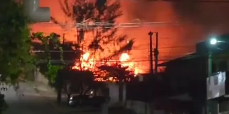 Incêndio atinge terreno na noite de réveillon, em Campina Grande