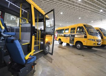 João Azevêdo entrega 113 ônibus escolares para os municípios paraibanos