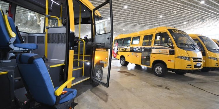 João Azevêdo entrega 113 ônibus escolares para os municípios paraibanos