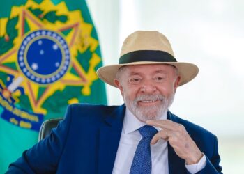Lula dá sinais de não buscar reeleição, mas ministros acreditam que ele será candidato