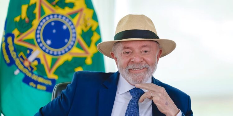 Lula dá sinais de não buscar reeleição, mas ministros acreditam que ele será candidato