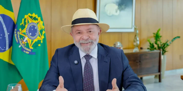 Lula faz exames de imagem da cabeça e está liberado para viagens