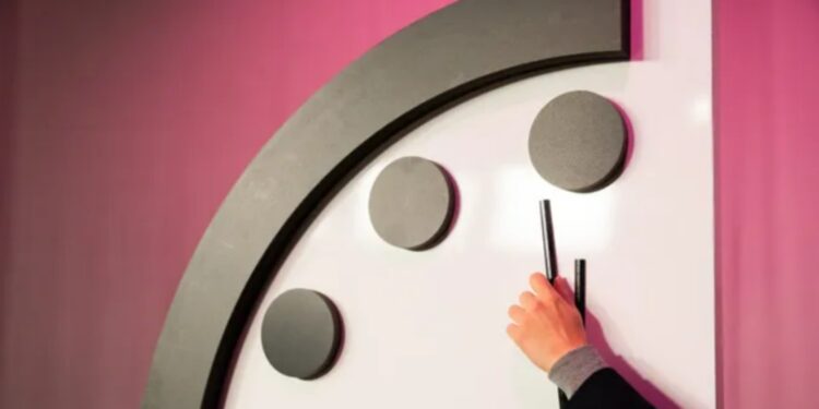 “Relógio do Juízo Final” é ajustado para 89 segundos da extinção humana; entenda