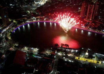 Com grandes atrações musicais e show pirotécnico de baixo estampido, réveillon de Campina Grande reúne multidão no Açude Velho