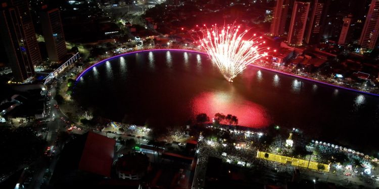Com grandes atrações musicais e show pirotécnico de baixo estampido, réveillon de Campina Grande reúne multidão no Açude Velho