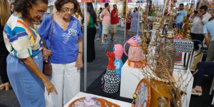 Primeira-dama do Estado visita Salão do Artesanato Paraibano e reforça compromissos do Governo com artesãos
