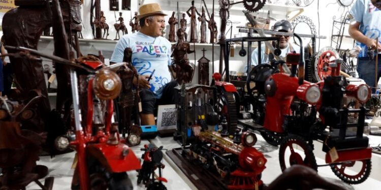 Primeira-dama do Estado visita Salão do Artesanato Paraibano e reforça compromissos do Governo com artesãos