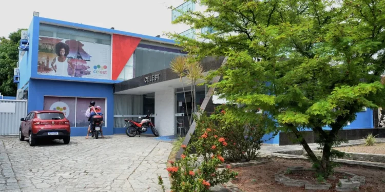 Celest inscreve para mais de 700 vagas em cursos de línguas estrangeiras e Libras, neste sábado (25)