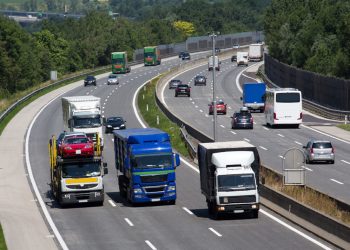 Setor de serviços recua 0,9% em novembro, influenciado por transporte