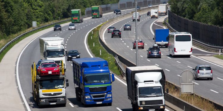 Setor de serviços recua 0,9% em novembro, influenciado por transporte