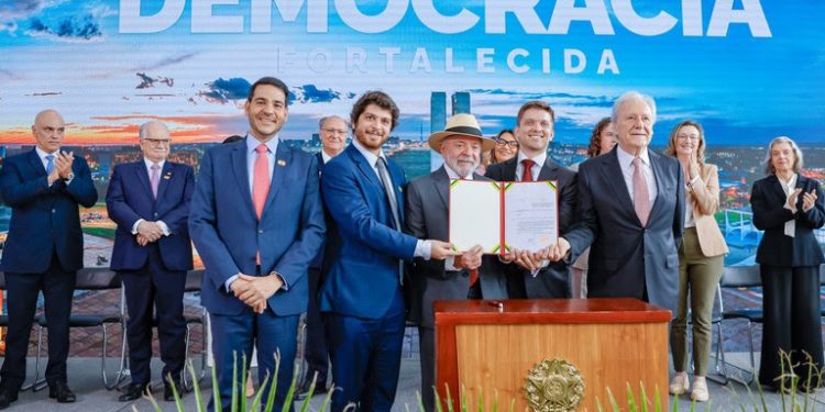 Lula edita decreto que cria Prêmio Eunice Paiva de defesa da democracia