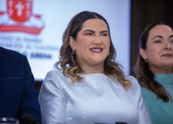 Corrinha Delfino toma posse como primeira professora prefeita de Cajazeiras