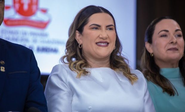 Corrinha Delfino toma posse como primeira professora prefeita de Cajazeiras