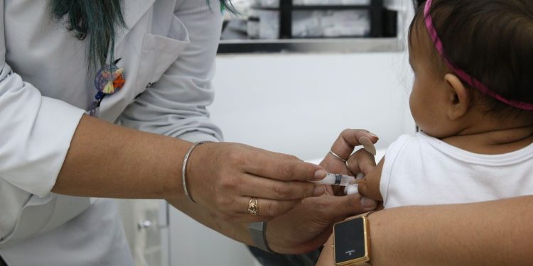 Sem gotinha: entenda como fica novo esquema vacinal contra a pólio