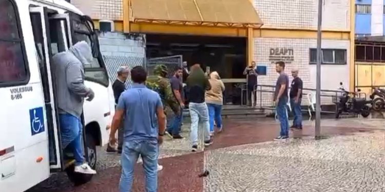 Polícia fecha ‘call center’ clandestino no Centro do Rio de Janeiro; grupo ganhava prêmios por metas de golpes batidos