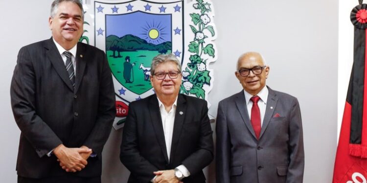 João Azevêdo recebe visita do presidente do Tribunal de Justiça e reforça harmonia e diálogo entre os Poderes