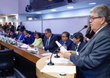 Na abertura dos trabalhos na AL, João Azevêdo anuncia a inauguração de diversas obras, além da expansão do programa “Tá na Mesa”