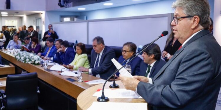 Na abertura dos trabalhos na AL, João Azevêdo anuncia a inauguração de diversas obras, além da expansão do programa “Tá na Mesa”