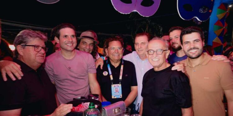 Ao lado de João Azevêdo e Hugo Motta, Cícero Lucena destaca prévia carnavalesca de João Pessoa como a melhor do País e celebra fortalecimento do turismo