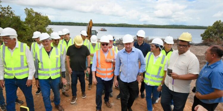 João Azevêdo acompanha início das obras da Ponte do Futuro