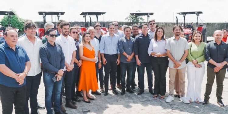 Mamanguape recebe caminhão caçamba e 80 cisternas de água do deputado e presidente da Câmara Hugo Motta